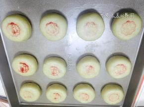 用小印章，蘸上食用色素，在月饼上盖上图案，是不是很好看