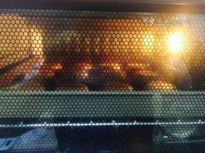 进烤箱啦~上火180，下火160预热，中层烤制30分钟