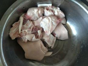 猪脚剁成块，洗干净
