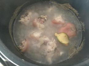 放入锅中加适量的水，料酒，生姜。焯水五分钟