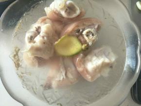 焯好水，捞起来清水洗脸三遍，洗干净