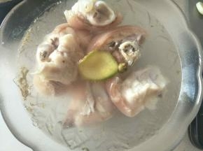 焯好水，捞起来清水洗脸三遍，洗干净