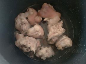 然后再放回锅中，加一碗水，不要放太多。