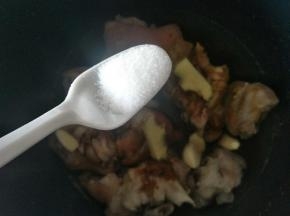 适量的盐，生姜和蒜瓣