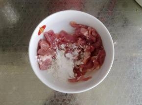 猪肉切成块，均匀裹上干淀粉。