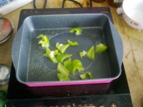 将肉捞出后，放入青椒翻炒到熟，盛出备用。