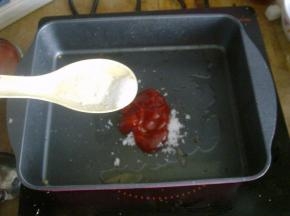 锅里留底油，放入糖和番茄酱，再加入适量盐。