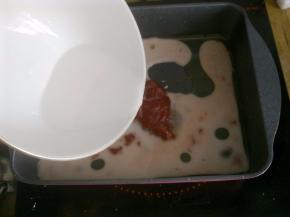 倒入少许水淀粉。