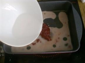 倒入少许水淀粉。