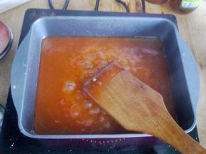 熬煮到汤汁变得粘稠。