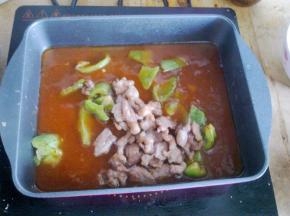 再放入炸好的肉，翻炒到汤汁全部裹上。