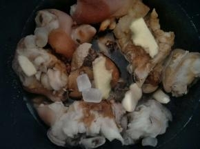 加入八角，花椒，冰糖