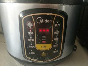 盖上电高压锅的锅盖，启动煲汤键，静静的等待吧！