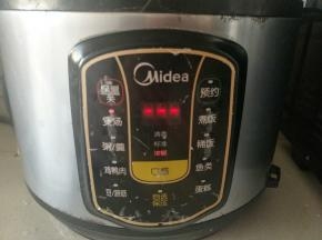 盖上电高压锅的锅盖，启动煲汤键，静静的等待吧！