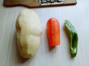准备好食材:土豆去皮，胡萝卜去皮，青椒去籽，洗干净。
