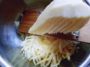 用插土豆丝的工具插丝，(刀功好的话可以切丝(^_^))