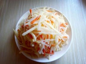 捞出淋干水份，青椒切丝，蒜去皮切碎。