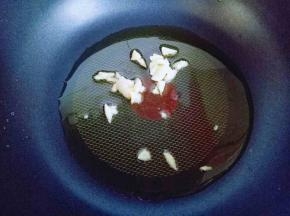 热锅冷油，将切好的蒜放入锅中炒香。