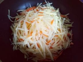 加入土豆，胡萝卜丝。