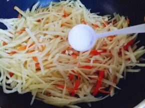 再加入盐。(可以根据个人口味调味)快速翻炒。