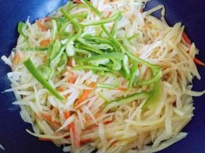 加入切好的青椒丝，大火快速翻炒约2分钟即可。