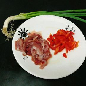 肉切丝，红椒切小，葱头洗净切段