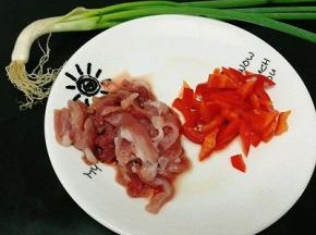 肉切丝，红椒切小，葱头洗净切段