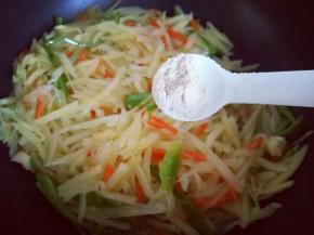 关火后加入鸡粉，翻炒均匀。