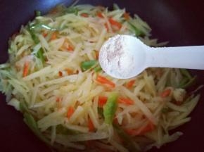 关火后加入鸡粉，翻炒均匀。