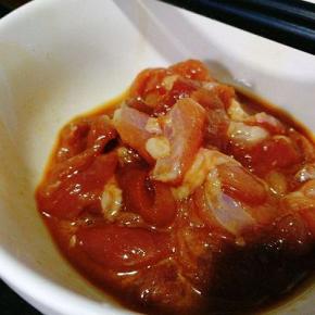 肉丝加入料酒，淀粉，生抽，腌肉20分钟左右