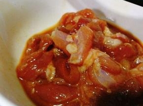 肉丝加入料酒，淀粉，生抽，腌肉20分钟左右