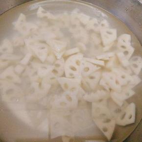 切小，放入醋水里，防止氧化