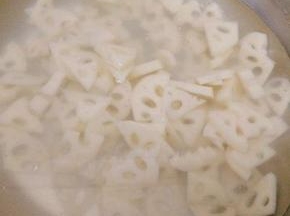 切小，放入醋水里，防止氧化