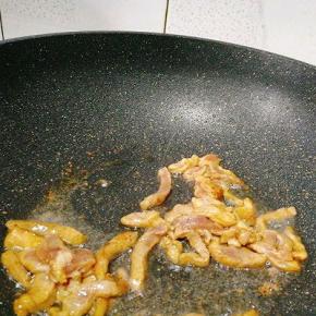 油烧热，放入肉丝翻炒至半熟，盛起；