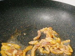 油烧热，放入肉丝翻炒至半熟，盛起；