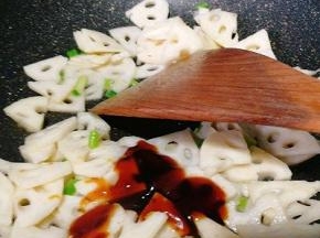 翻炒加入蚝油