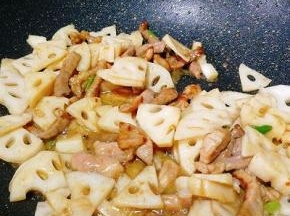 倒入肉丝