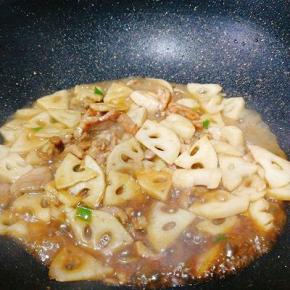 加生抽，适量清水，改小火焖煮至入味。