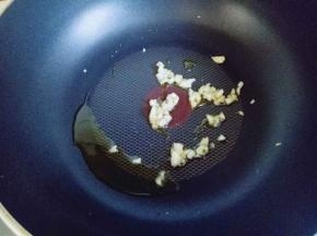 锅中加入食用油，放入蒜炒香。
