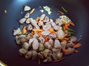 加入焯水的鸡心煸炒。