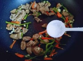 加入盐(可以依个人口味调味。)