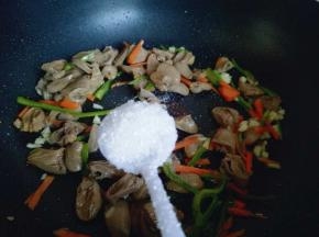 加入一勺白砂糖，也可以不放，根据个人喜欢。