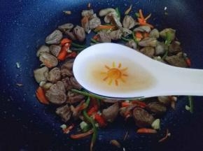 再加入一勺料酒。