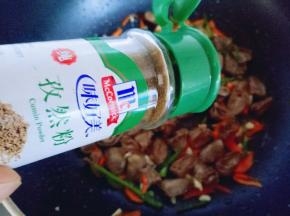 加入孜然粉，快速翻炒2分钟出锅。