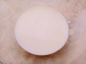 操作前建议先看一下小贴士。蛋糕体部分：把油和奶放入干净的碗里搅拌至乳化。