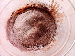 筛入混合好的低筋面粉和可可粉，拌匀。