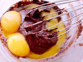 加入蛋黄拌匀。