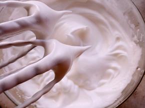 蛋清分三次加糖打到尖角，同时烤箱180度预热。