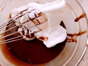 取三分之一蛋白糊与蛋黄糊翻拌均匀。