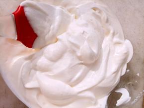 慕斯糊：淡奶油加糖粉打到六七分发备用。